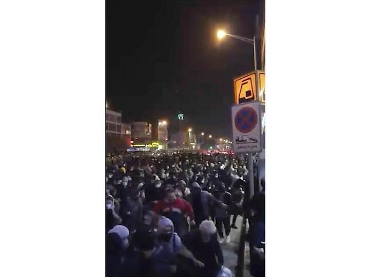 Das Videostandbild soll eine Menschenmenge zeigen, die in Teheran vor der Polizei flieht.