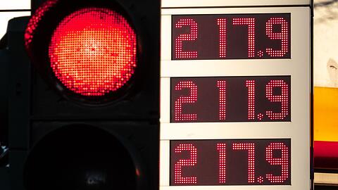 Die gestiegenen Spritkosten treffen viele Autofahrer aktuell hart.