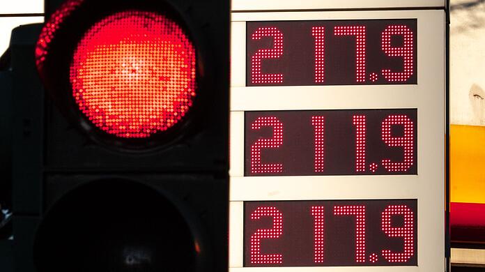 Die gestiegenen Spritkosten treffen viele Autofahrer aktuell hart.