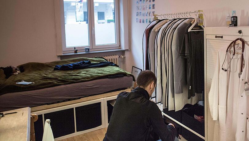 Student in seinem WG-Zimmer. Junge Leute leiden oft unter den hohen Mieten in München.