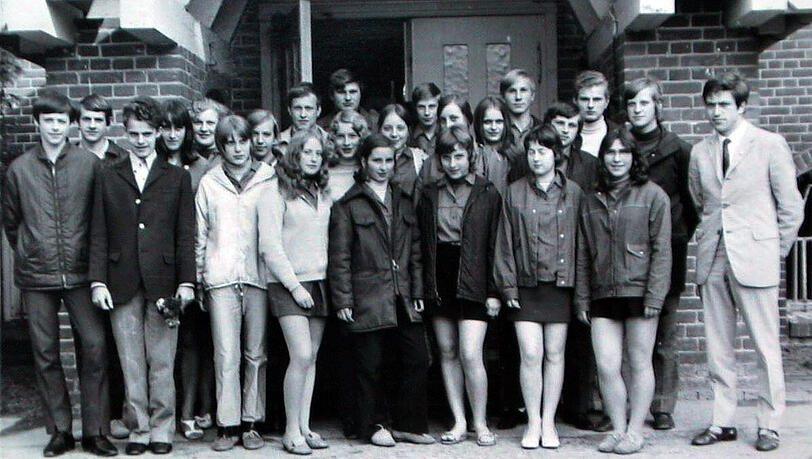 Angela Kasner (2. Reihe, Mitte, leicht verdeckt) mit ihren Schulfreunden aus der 10. Klasse der Polytechnischen Oberschule Templin/Brandenburg Angela Kasner (2. Reihe, Mitte, leicht verdeckt) mit ihren Schulfreunden aus der 10. Klasse der Polytechnischen Oberschule Templin/Brandenburg