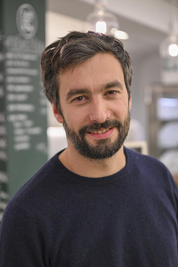 Koch Vincent Fricke betreibt das Café Dotkom in der Brienner Straße.
