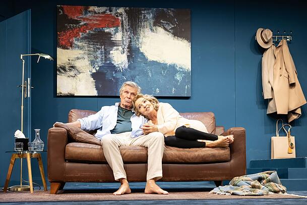 Auf der Couch: Michaela May und Sigmar Solbach in „Der Abschiedsbrief“.