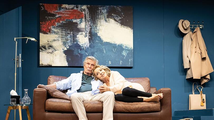 Auf der Couch: Michaela May und Sigmar Solbach in &bdquo;Der Abschiedsbrief&ldquo;.