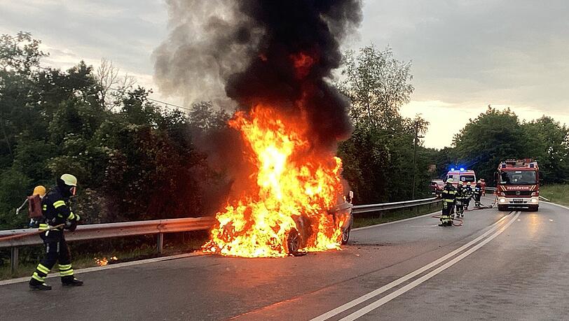 Auf der A8 bei Langwied ist ein BMW ein Raub der Flammen geworden.