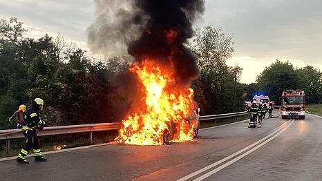 Auf der A8 bei Langwied ist ein BMW ein Raub der Flammen geworden.