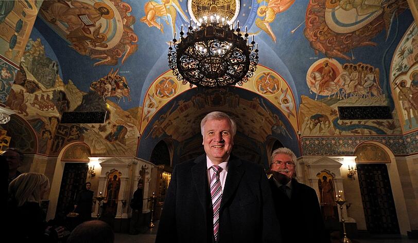 In der Moskauer Christ-Erlöser-Kathedrale posiert Horst Seehofer, als erflehe er die Erlösung von Schwarz-Gelb.