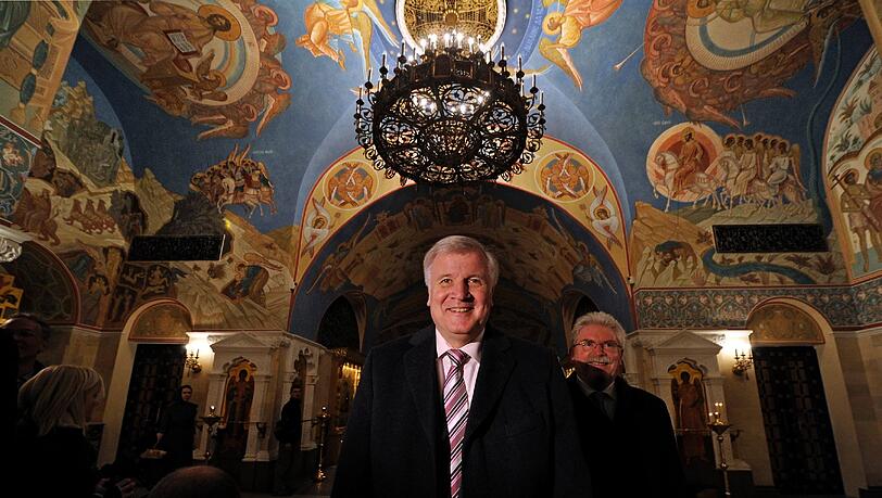 In der Moskauer Christ-Erlöser-Kathedrale posiert Horst Seehofer, als erflehe er die Erlösung von Schwarz-Gelb. In der Moskauer Christ-Erlöser-Kathedrale posiert Horst Seehofer, als erflehe er die Erlösung von Schwarz-Gelb.