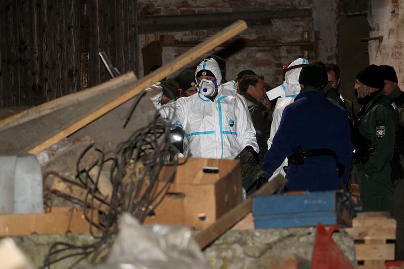 Mitarbeiter der Spurensicherung durchsuchen gestern eine Scheune in Friedberg nach weiteren Beweismitteln