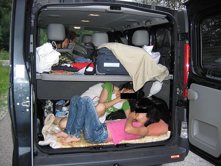 Kinder im Kofferraum: Eng, dunkel und stickig muss ihre Fahrt gewesen sein: Am 29. Juni 2011 hält die Bundespolizei einen Kleinbus mit deutschem Kennzeichen auf der A8 bei Weyarn auf. Zwei Mädchen (10 und 12) liegen im Kofferraum, auf den Sitzbänken sind neun Menschen aus Syrien, Palästina und dem Iran. Am Steuer sitzt ein Syrer neben seiner Frau &ndash; es sind die Schleuser.