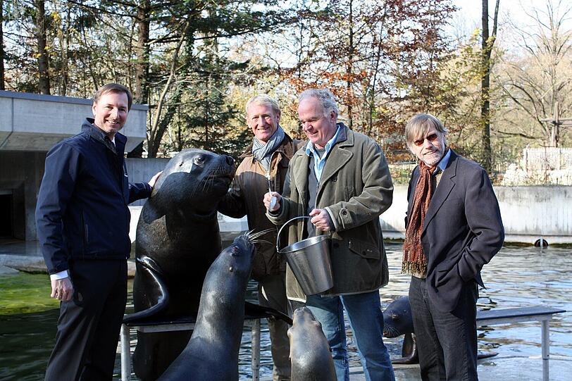 &bdquo;Howie&ldquo; und seine Kumpel (v.l.): Tierpark-Chef Andreas Knieriem, die Tierfilmer Jens-Uwe Heins und Felix Heidinger und der Redaktionsleiter &bdquo;Tiere und Natur&ldquo; Udo A. Zimmermann.