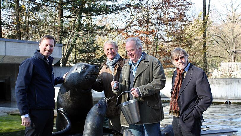 „Howie“ und seine Kumpel (v.l.): Tierpark-Chef Andreas Knieriem, die Tierfilmer Jens-Uwe Heins und Felix Heidinger und der Redaktionsleiter „Tiere und Natur“ Udo A. Zimmermann. „Howie“ und seine Kumpel (v.l.): Tierpark-Chef Andreas Knieriem, die Tierfilmer Jens-Uwe Heins und Felix Heidinger und der Redaktionsleiter „Tiere und Natur“ Udo A. Zimmermann.