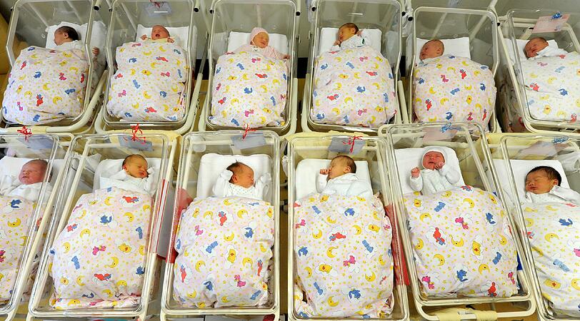 Huch, so viele auf einem Haufen: In München schießen die Geburtenzahlen gerade in die Höhe. In manchen Kreißsälen kommt es deshalb bereits zu Engpässen.