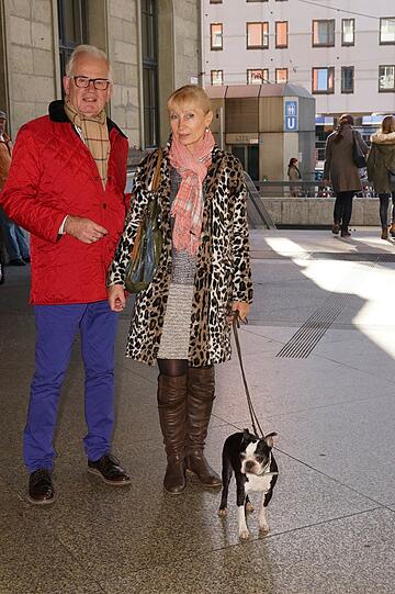 Farbe &ndash; wie in Italien: Wolf-Rainer Gunkel (70), Privatier, mit seiner Frau Tatiana Gunkel, Ärztin, und Hund Oliver:
&bdquo;Für uns ist Mode ein Ausdruck von Geschmack und Kultur. Wir schauen uns deswegen auch gerne international nach neuen Trends um. Kürzlich waren wir in Italien, und es hat uns dort sehr gut gefallen, weil es da viele farbige Sachen gibt.
Farben sind ein Ausdruck von Lebensqualität, deswegen tragen wir eigentlich keine eintönigen Kleidungsstücke.&ldquo;