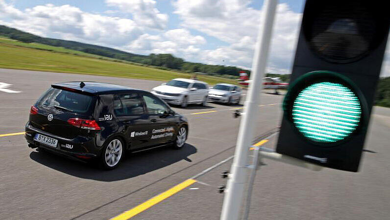 Die Vorbehalte gegen Roboterautos nehmen einer Studie zufolge ab, aber viele Bürger sehen noch technische und Sicherheitrelevante Hürden.