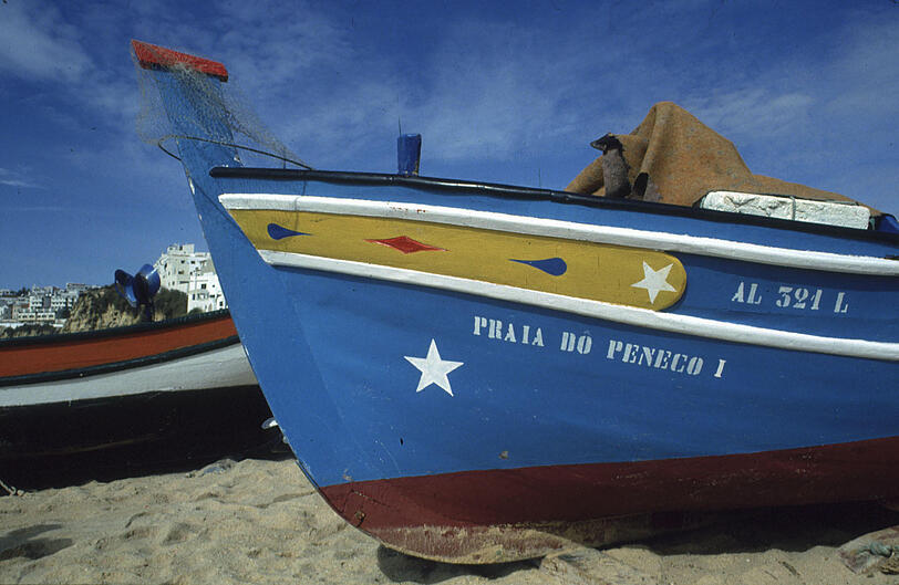 Die bunt bemalten Fischerboote am Strand von Albufeira sind beliebte Fotomotive.