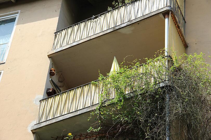 Mord in der Au: Die 91-Jährige Anna S. ist getötet worden. Die Polizei sucht im Umfeld der Wohnung in der Dollmannstraße nach Hinweisen und Spuren. Die Bilder vom Tatort...