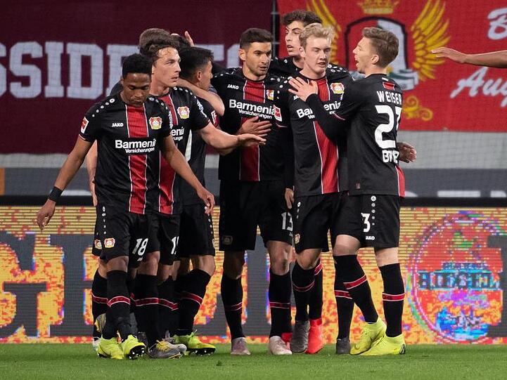 Die Spieler von Leverkusen jubeln über das Tor zum 1:1.
