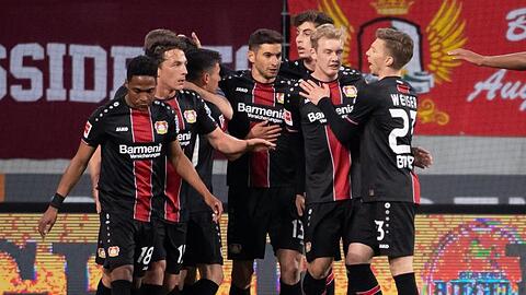 Die Spieler von Leverkusen jubeln über das Tor zum 1:1.