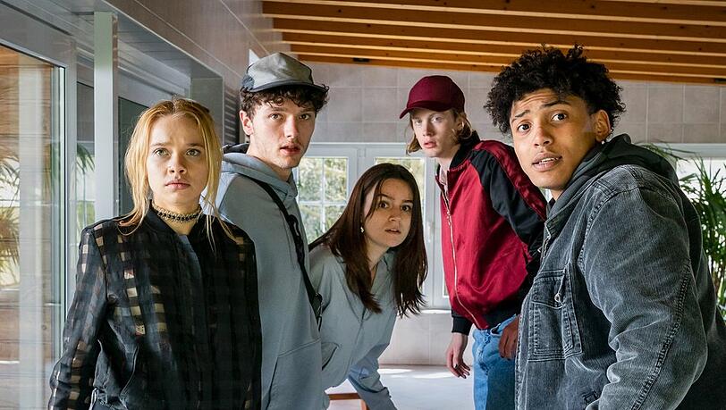 "Tatort: Herz der Dunkelheit": Die Abiturientin Maya Wolff (Katharina Hirschberg, li.) und ihre Party-Gäste geraten in den Fokus der Ermittlungen. "Tatort: Herz der Dunkelheit": Die Abiturientin Maya Wolff (Katharina Hirschberg, li.) und ihre Party-Gäste geraten in den Fokus der Ermittlungen.