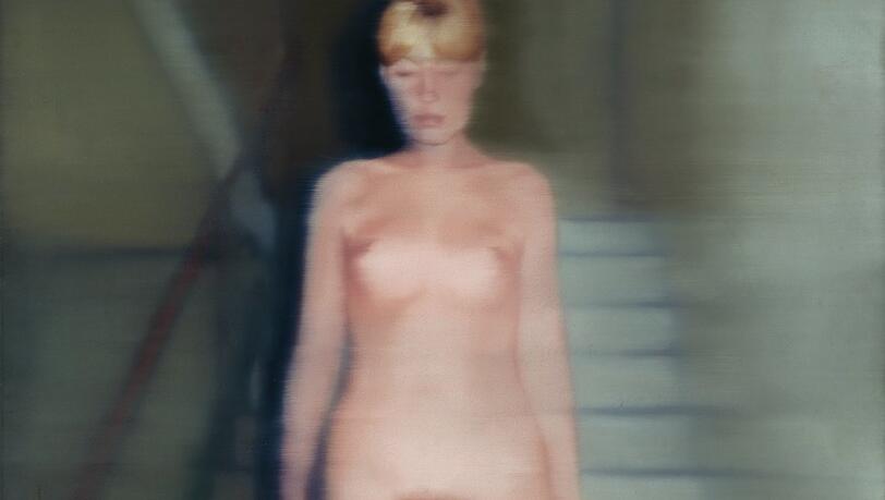 Das vielleicht bekannteste Gem&auml;lde Gerhard Richters zeigt seine Frau &bdquo;Ema&ldquo; und spielt auf Marcel Duchamps &bdquo;Akt, eine Treppe hinabsteigend&ldquo; an. Enstanden ist das Bild 1966.