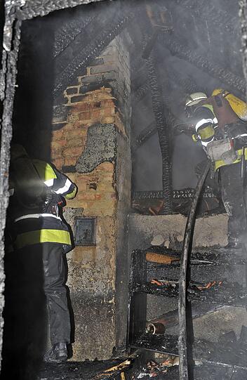 1. Januar, Krennerweg:
Rund 50 Einsatzkräfte sind notwendig, um einen Dachstuhlbrand in einem leerstehenden Gebäude zu bekämpfen. Der zweite Großbrand in dieser Neujahrsnacht. Nur mit aufwändigen Arbeiten sind alle Glutnester zu bekämpfen. Mindestens 100.000 € Schaden entstehen.