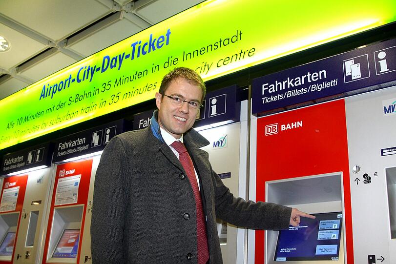 MVV-Pflichtticket für jedermann: Hamburg plant es bereits: ein &bdquo;Bürgerticket&ldquo;. Und Axel Friedrich, Fachbeistand der DUH im Feinstaub-Prozess vor dem Verwaltungsgericht, schlägt es auch für München vor. Damit müsste jeder eine MVV-Monatskarte kaufen. Diese würde dadurch viel billiger und attraktiver. In Hamburg würde die Karte zwölf Euro kosten, in München &bdquo;ein oder zwei Euro mehr&ldquo;. Aktuell kostet eine IsarCard 49,70 Euro.