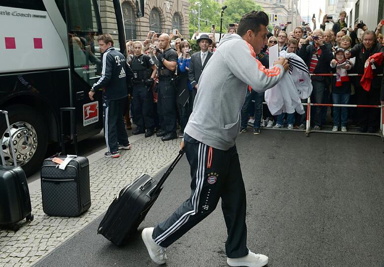 Berlin! Berlin! Der FC Bayern ist am Regent Hotel angekommen. Die Bilder