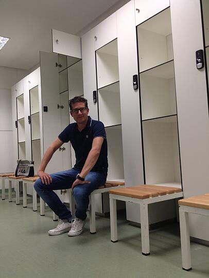 Hier werden sich die Spieler vor dem Finale umziehen. AZ-Sportvize Marco Fenske hat sich die Umkleidekabine des FC Bayern schon einmal angesehen. Urteil: Kein Luxus, aber sie taugt!