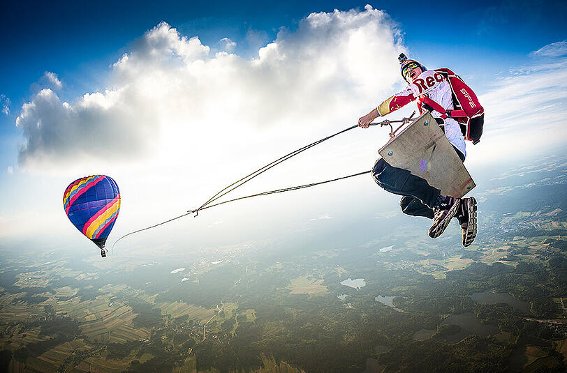In 2000 Metern Höhe schaukelten die Skydiver herum.