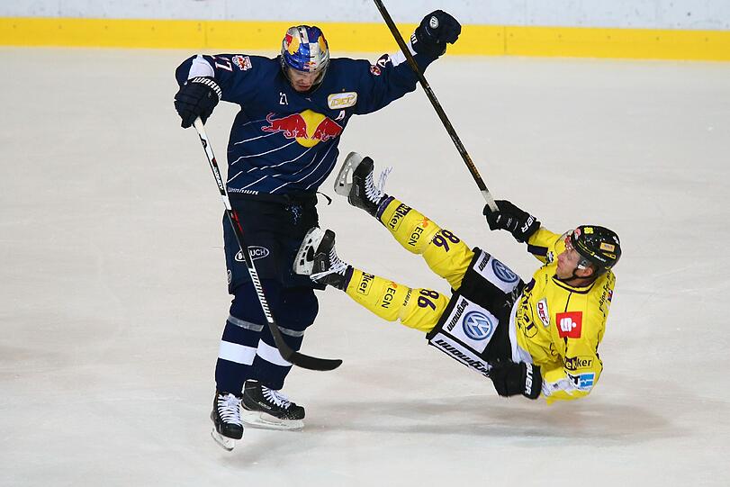 Monstercheck: EHC-Ass Matt Smaby gegen Krefelds Pietta.