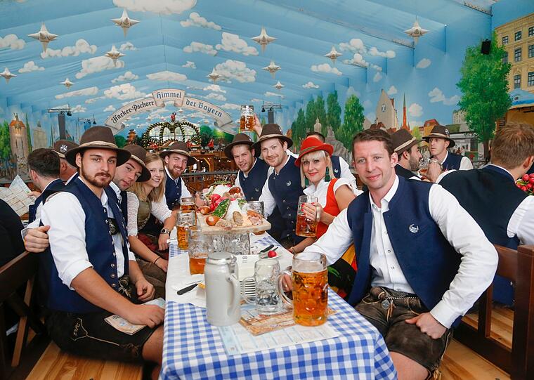 Die Aufarbeitung der 3:8-Pleite in Iserlohn begann für den EHC München noch in der Kabine, am Montag wurde sie mit einigen Frust-Maß und dem Wiesn-Playmate auf dem Oktoberfest fortgesetzt.