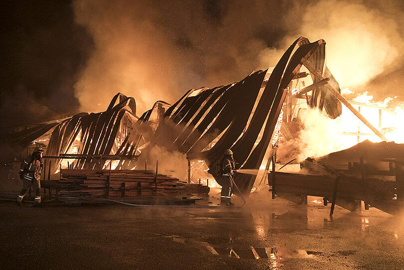 Bilder vom großen Feuerwehreinsatz in Fridolfing am Dienstagabend. Der Sachschaden ist nach dem Brand eines Sägewerks immens.