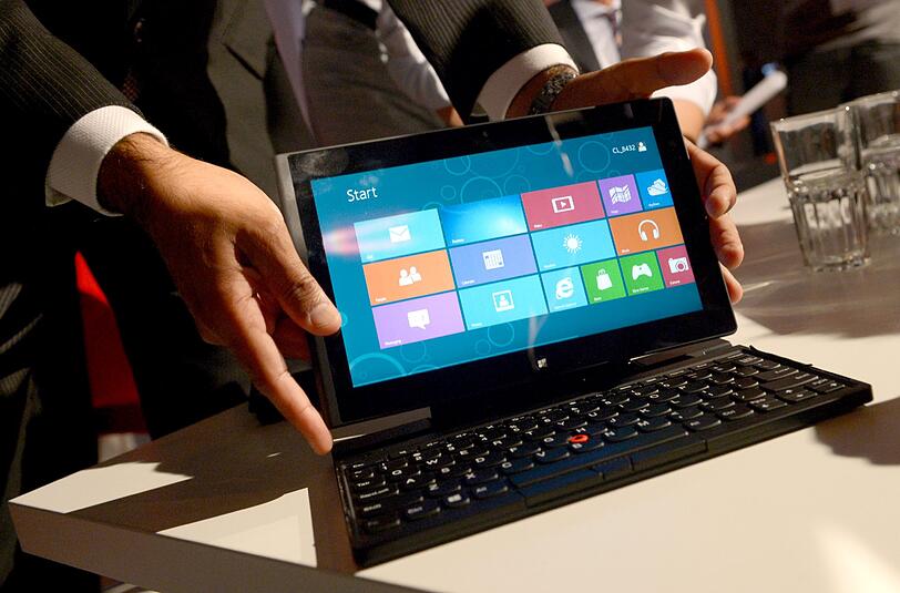 Der Computerhersteller Lenovo präsentiert am Donnerstag (30.08.2012) auf dem Stand des Unternehmens auf der Internationalen Funkausstellung in Berlin ein ThinkPad Tablet 2.