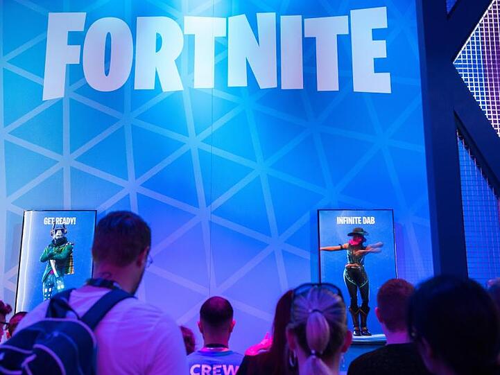 Besucher stehen 2019 auf der Spielemesse Gamescom am Stand von facebook Gaming an, um das Spiel "Fortnite" zu spielen.