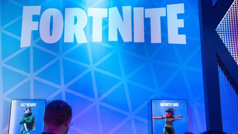 Besucher stehen 2019 auf der Spielemesse Gamescom am Stand von facebook Gaming an, um das Spiel "Fortnite" zu spielen. Besucher stehen 2019 auf der Spielemesse Gamescom am Stand von facebook Gaming an, um das Spiel "Fortnite" zu spielen.