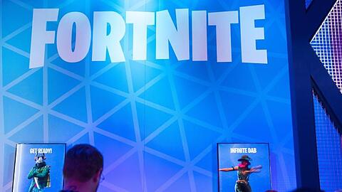 Besucher stehen 2019 auf der Spielemesse Gamescom am Stand von facebook Gaming an, um das Spiel "Fortnite" zu spielen.