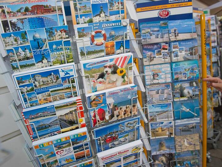 Postkartenständer auf der Strandpromenade.