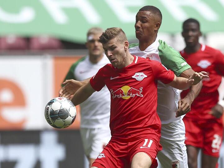 Leipzigs Timo Werner und der Augsburger Ohis Felix Uduokhai (l-r.) kämpfen um den Ball. Foto: Matthias Schrader/AP/POOL/dpa