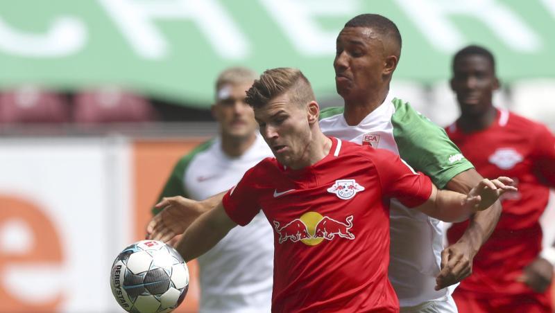 Leipzigs Timo Werner und der Augsburger Ohis Felix Uduokhai (l-r.) kämpfen um den Ball. Foto: Matthias Schrader/AP/POOL/dpa Leipzigs Timo Werner und der Augsburger Ohis Felix Uduokhai (l-r.) kämpfen um den Ball. Foto: Matthias Schrader/AP/POOL/dpa