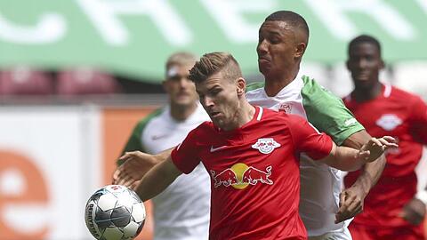 Leipzigs Timo Werner und der Augsburger Ohis Felix Uduokhai (l-r.) kämpfen um den Ball. Foto: Matthias Schrader/AP/POOL/dpa