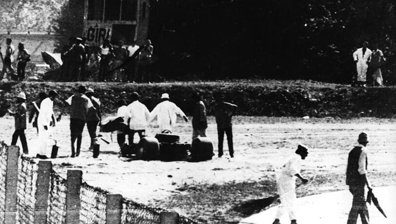 Rindt verblutet in dem Wrack. Rindt verblutet in dem Wrack.