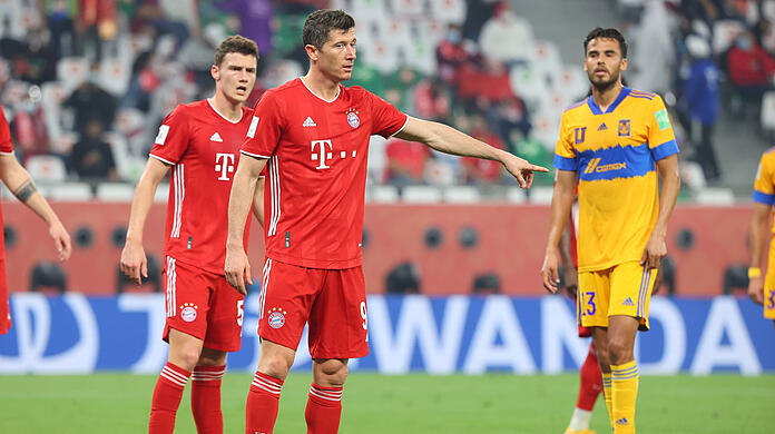 Robert Lewandowski (m.) legte den Siegtreffer von Benjamin Pavard auf.