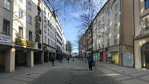 Die Schützenstraße, in Richtung Stachus: Viele Flaneure gibt es hier schon lange nicht mehr. Die Häuser links werden (wie der Karstadt-Anbau) abgerissen. Läden, Büros und Wohnungen stehen leer.