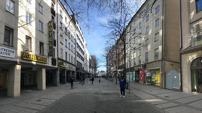Die Schützenstraße, in Richtung Stachus: Viele Flaneure gibt es hier schon lange nicht mehr. Die Häuser links werden (wie der Karstadt-Anbau) abgerissen. Läden, Büros und Wohnungen stehen leer.