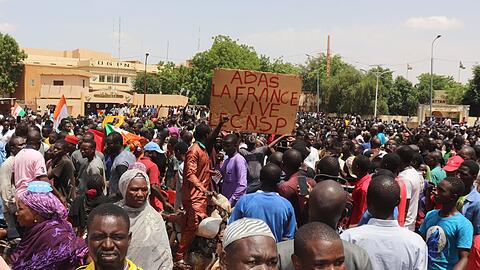 Demonstranten nehmen kurz nach dem Putsch Ende Juli in Nigers Hauptstadt Niamey an einem Marsch zur Unterstützung der Militärjunta teil.