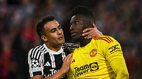 Manchesters Sergio Reguilon (l) tröstet nach dem ersten Gegentor Torwart Andre Onana.