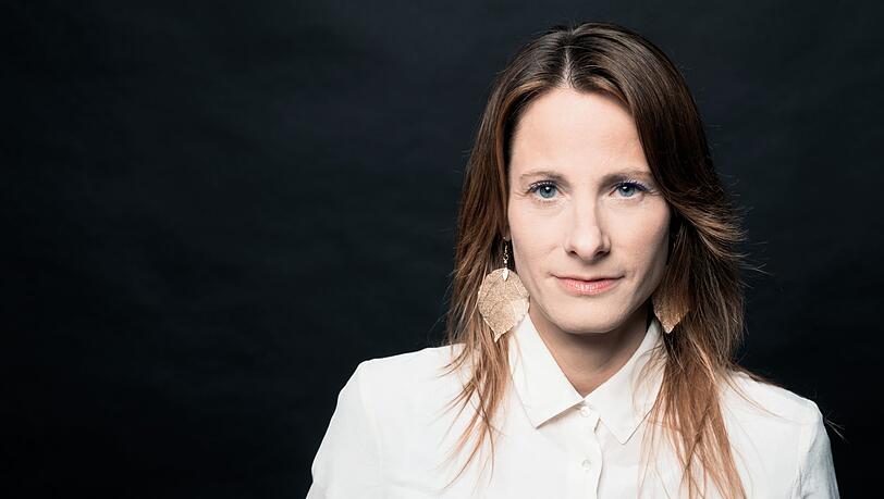 Die gebürtige Bochumerin Bettina Schuler  ist Autorin mehrerer Sachbücher und Ratgeber. Nach einem Studium der Kulturkritik an der Hochschule für Film und Fernsehen München arbeitet sie seit 2002 als Journalistin.