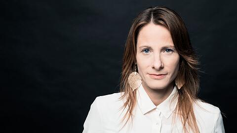 Die gebürtige Bochumerin Bettina Schuler  ist Autorin mehrerer Sachbücher und Ratgeber. Nach einem Studium der Kulturkritik an der Hochschule für Film und Fernsehen München arbeitet sie seit 2002 als Journalistin.