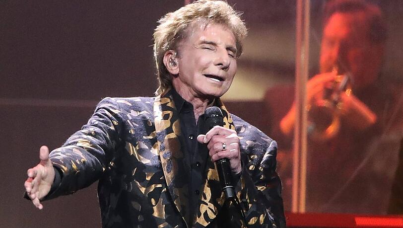 Barry Manilow stand mit seinen 82 Jahren auch zuletzt noch regelmäßig auf der Bühne. Barry Manilow stand mit seinen 82 Jahren auch zuletzt noch regelmäßig auf der Bühne.